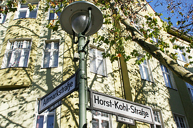 Die Strassenschilder Altmarktstraße Ecke Horst-Kohl-Straße zeigen die Lage des Hauses.